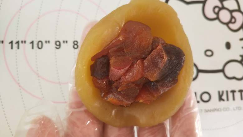 感“蟹”有你—柿饼莲蓉月饼,莲蓉馅分成30克一份!每一份莲蓉馅按扁,包入一个柿饼,团圆备用