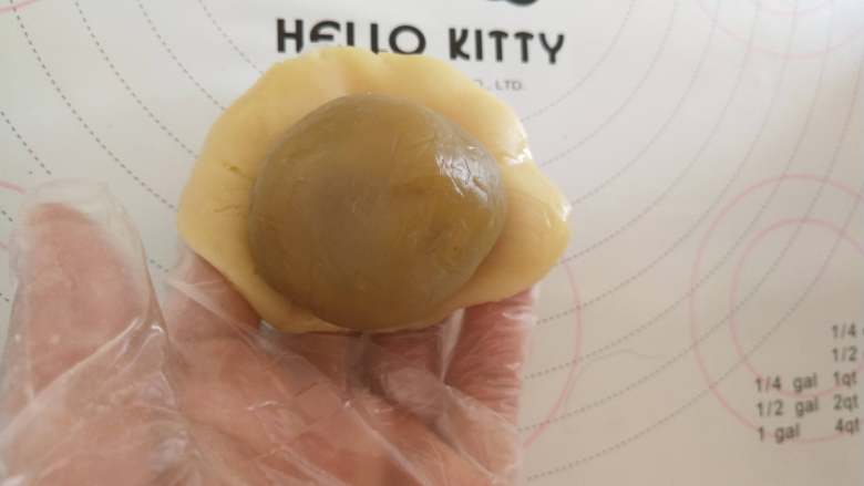 感“蟹”有你—柿饼莲蓉月饼,一份面团按扁,包入一个柿饼莲蓉球