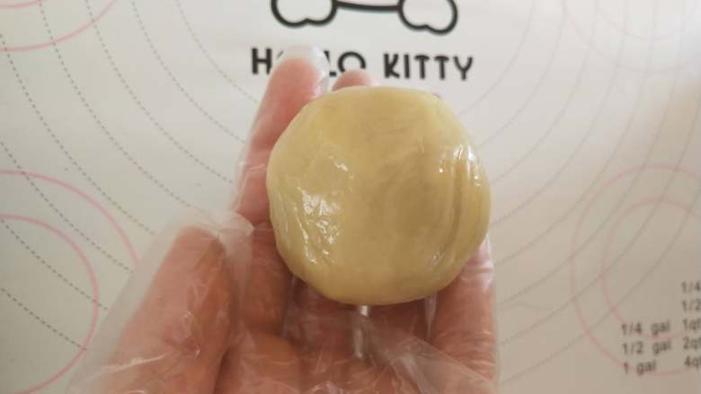 感“蟹”有你—柿饼莲蓉月饼,用虎口慢慢收口,滚圆成球状