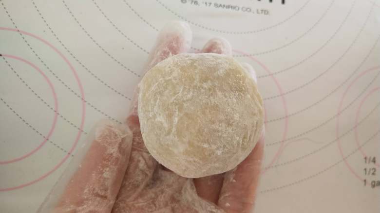 感“蟹”有你—柿饼莲蓉月饼,月饼生坯表面沾少许熟糕粉(熟糕粉为将糯米粉放入锅内,小火炒成浅黄色即可)
