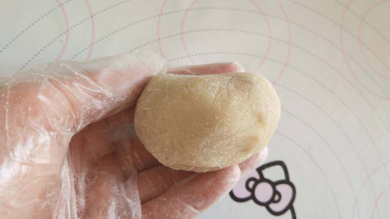 感“蟹”有你—柿饼莲蓉月饼,9, 用手掌慢慢将月饼坯按成椭圆状