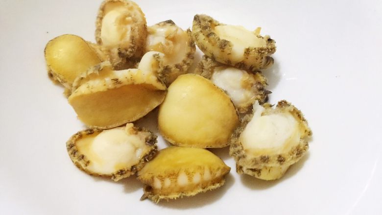 鲍鱼炖土豆,锅内烧开水,放入小鲍鱼烫一下即捞出
