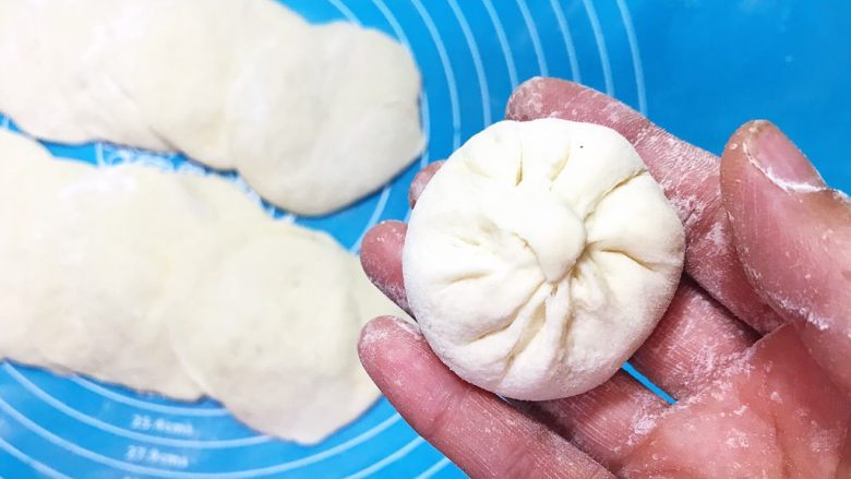 奶香豆沙饼,像包包子一样抱起来,收口捏严实,翻过来压扁