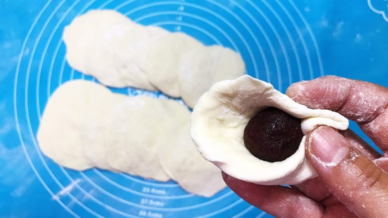 奶香豆沙饼,取一个面皮,放入一个豆沙