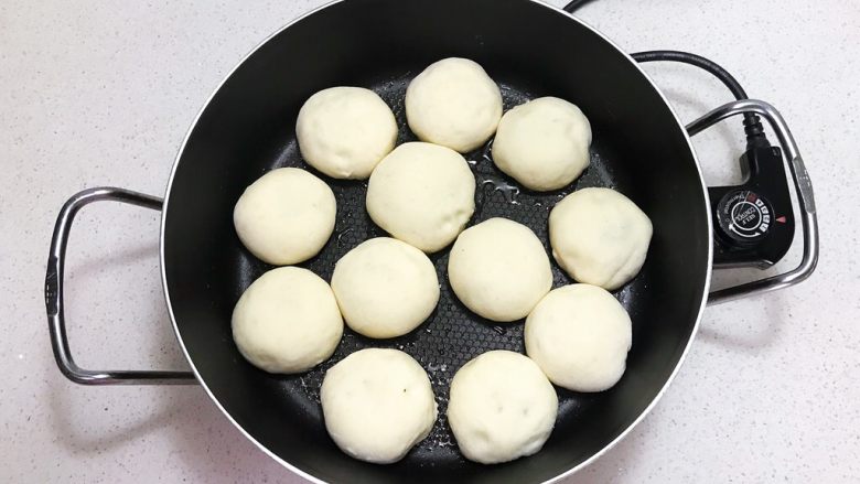 奶香豆沙饼,油温6分热的时候加入豆沙饼,全程小火烙制