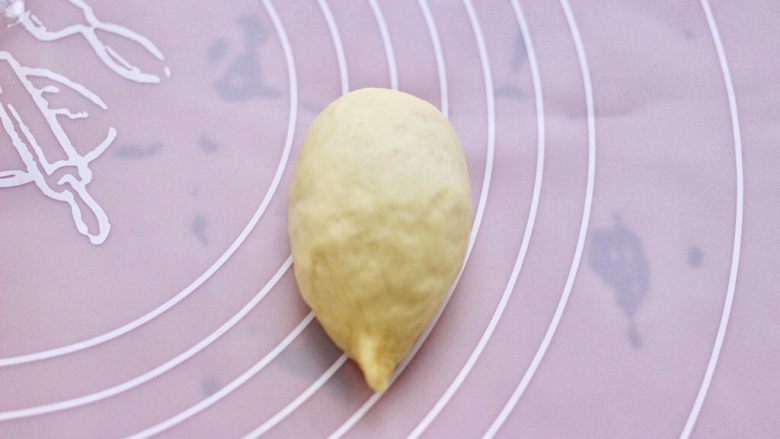 杏仁牛角面包,取一个面团,用手搓成水滴状。