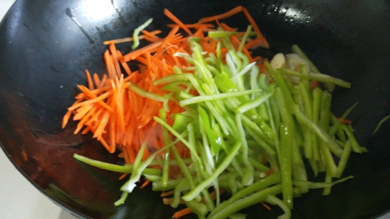 新文美食 香辣鸡丝,倒入胡萝卜丝,尖椒丝。