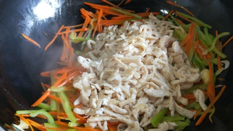 新文美食 香辣鸡丝,在倒入鸡丝。