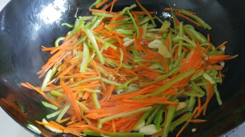 新文美食 香辣鸡丝,翻炒均匀。