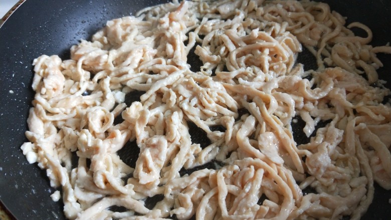新文美食 香辣鸡丝,在快递滑散变白色关火备用。