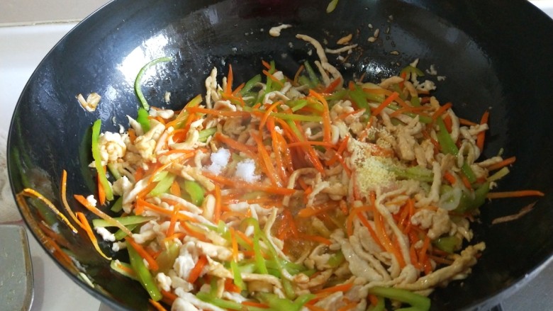 新文美食 香辣鸡丝,加入适量鲁花酱油炒均匀,在加入适量盐,<a style='color:red;display:inline-block;' href='/shicai/ 756'>鸡精</a>翻炒均匀即可出锅。