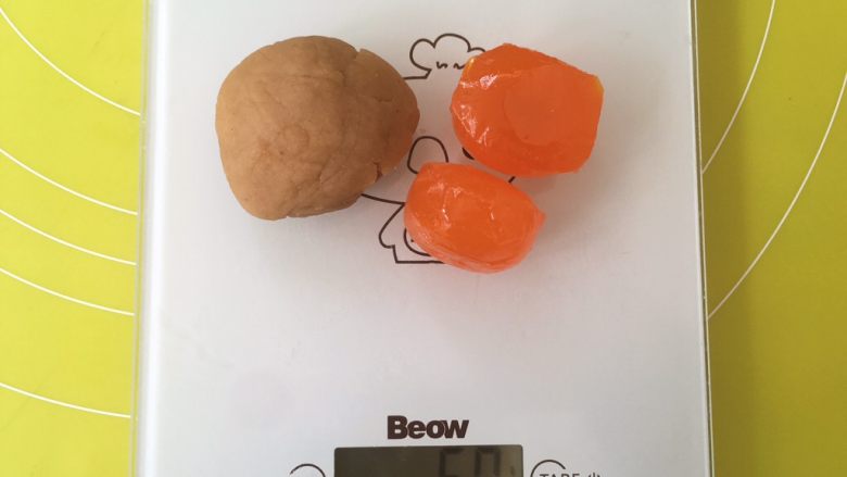 双蛋黄莲蓉月饼,取两颗咸蛋黄,加上自制莲蓉馅称出60克;