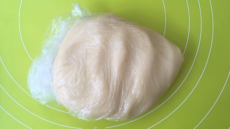 双蛋黄莲蓉月饼,
将拌压均匀的面团装入保鲜袋,入冰箱冷藏15分钟;