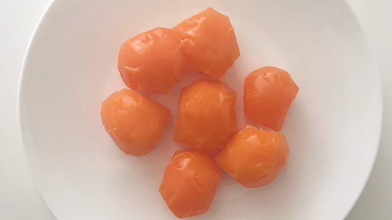 爱心金沙月饼,我用的成品咸蛋黄,咸蛋黄加一点点朗姆酒,加入适量的玉米油泡1个小时,之后过滤掉玉米油,入蒸锅大火蒸6、7分钟;