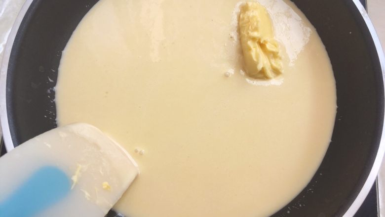 爱心金沙月饼,加入黄油,小火加入,边加热边搅拌至黄油融化;