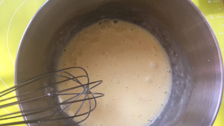爱心金沙月饼,用蛋抽快速搅拌均匀,没有砂糖颗粒即可;