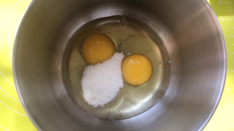 爱心金沙月饼,将两颗鸡蛋打至干净的容器内,加入细砂糖,用蛋抽搅拌均匀;