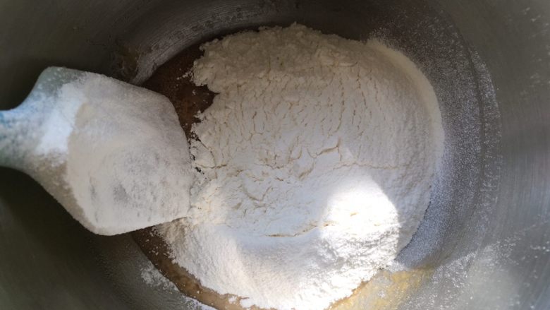 爱心金沙月饼,过筛普通面粉,用刮刀按压切拌均匀,无干粉即可;