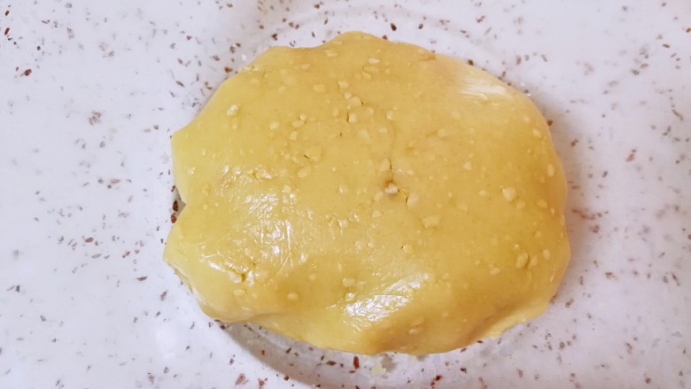 花生小酥饼, 用手拌成团(最好戴上一次性手套操作)。