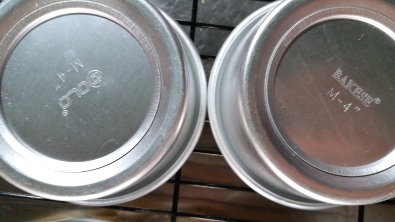 柠檬戚风蛋糕,出炉震下模具倒扣