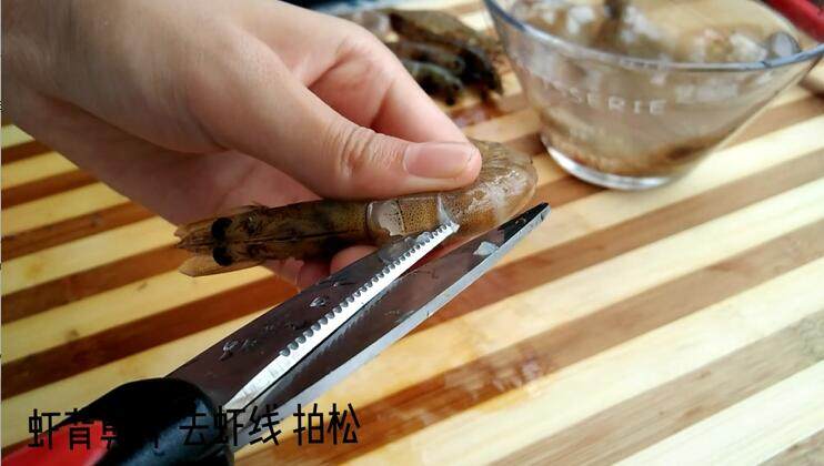 蒜蓉粉丝虾(一看就会!),将虾用剪刀把虾背剪开 这一步很重要!也可以用刀给虾开背