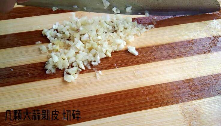 蒜蓉粉丝虾(一看就会!),几颗<a style='color:red;display:inline-block;' href='/shicai/ 2794'>大蒜</a>剥皮 切碎