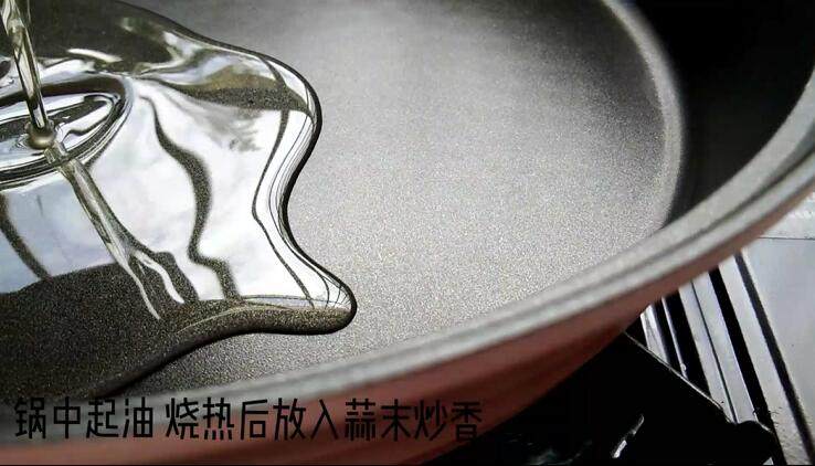 蒜蓉粉丝虾(一看就会!),锅里倒入油 烧至八成热