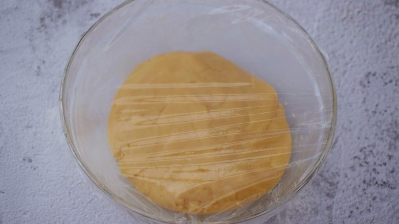 紫薯蛋黄月饼,盖上保鲜膜,室温醒发1-2小时