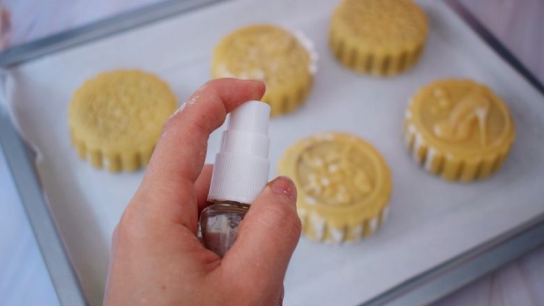 紫薯蛋黄月饼,依次全部做好,月饼表面喷水
