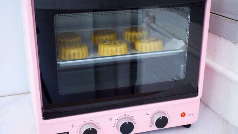 紫薯蛋黄月饼,再放回烤箱,上下火180度烤20分钟即可