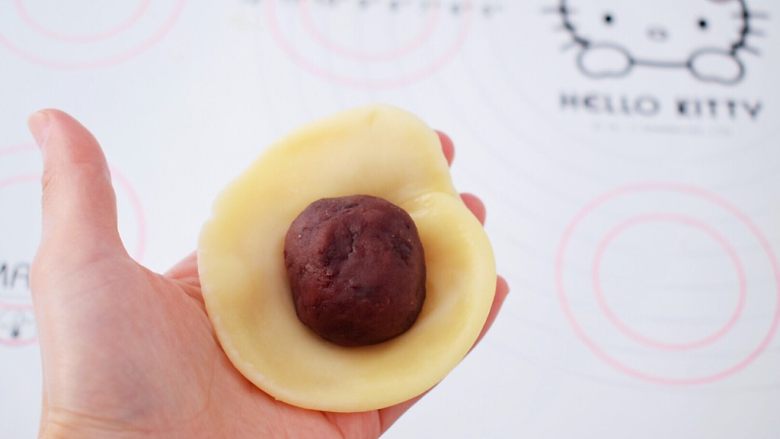 苏式豆沙月饼,放入豆沙,利用虎口慢慢收起
