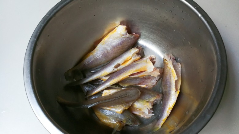 酥脆小黄鱼,去掉鱼鳞鱼肠和头洗净