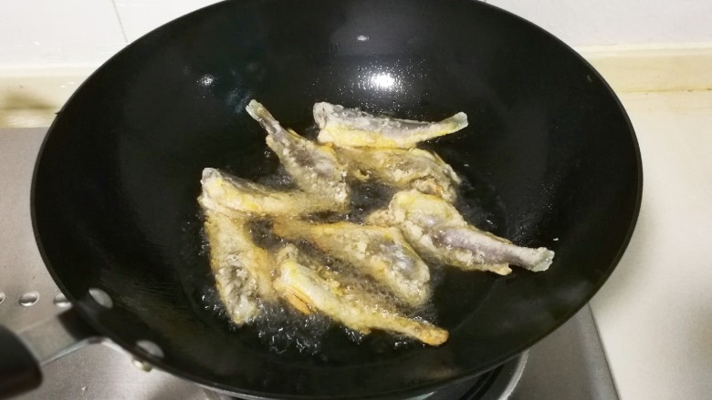酥脆小黄鱼,锅中放入适量食用油烧热,放入小黄鱼中火炸