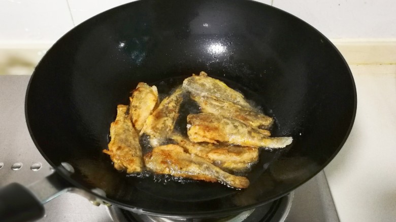 酥脆小黄鱼,两面炸至金黄,中途翻面炸