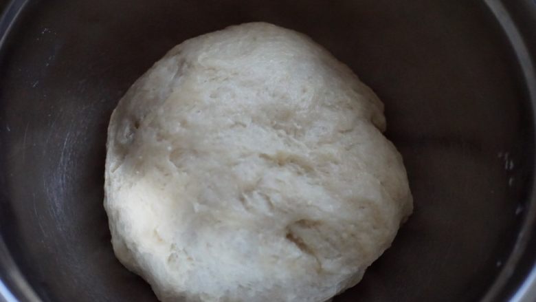 肉松麻薯蛋黄酥,然后用手揉至表面光滑即可,盖上保鲜膜静置1个小时