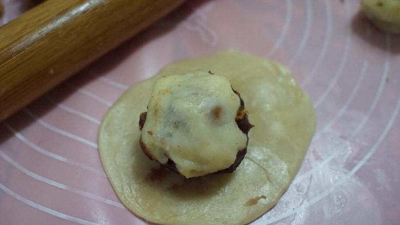 肉松麻薯蛋黄酥,然后用擀面杖擀成中间厚边缘薄的饼皮,放入馅料