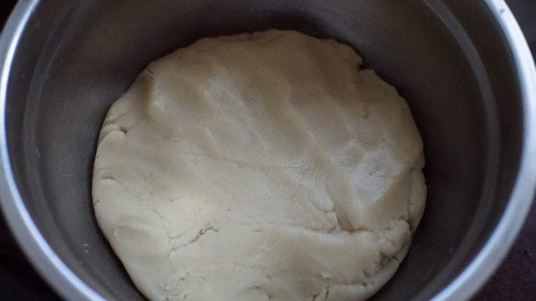 肉松麻薯蛋黄酥,猪油和低筋面粉放入料理盆中,用刮刀搅拌均匀后用手揉捏至紧致