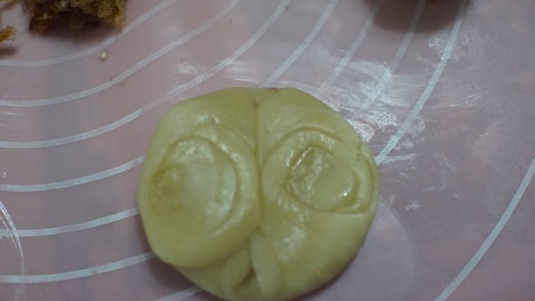 肉松麻薯蛋黄酥,再用手掌压扁