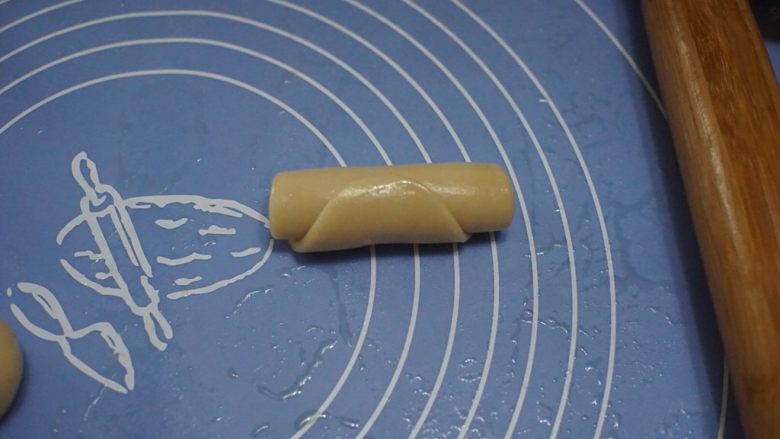 肉松麻薯蛋黄酥,由上而下卷起,再盖上保鲜膜静置20分钟