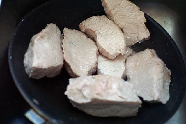儿童番茄肉松,将焯去血水的猪肉过一下冷水,冲洗去血沫,再放入锅里,加适量清水盖上锅盖大火煮沸后转小火煮半个小时