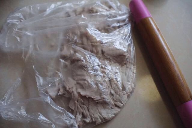 儿童番茄肉松,再将煮好的猪肉晾凉滤去水分,然后将猪肉用擀面杖拍打松散,再用擀面杖碾压一下