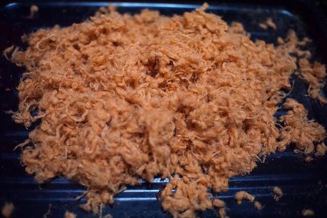 儿童番茄肉松,出炉后在空调底下,用手快速翻拌至完全冷却
