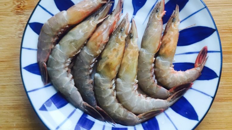 海鲜汤年糕,剑虾(硬壳虾)剪掉虾须洗净备用