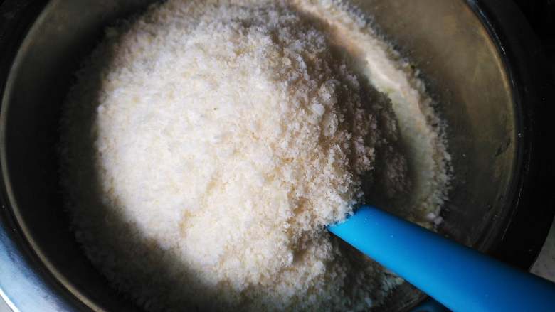 椰蓉蔓越莓月饼,加入椰蓉,搅拌均匀