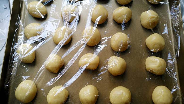 椰蓉蔓越莓月饼,将饼皮平均分成25份,每份大约15克,搓圆