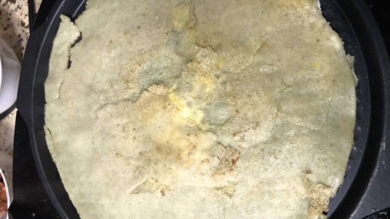 煎饼专业版,翻面之前,一定要用木铲将煎饼与饼铛分离,这个就是功夫了。