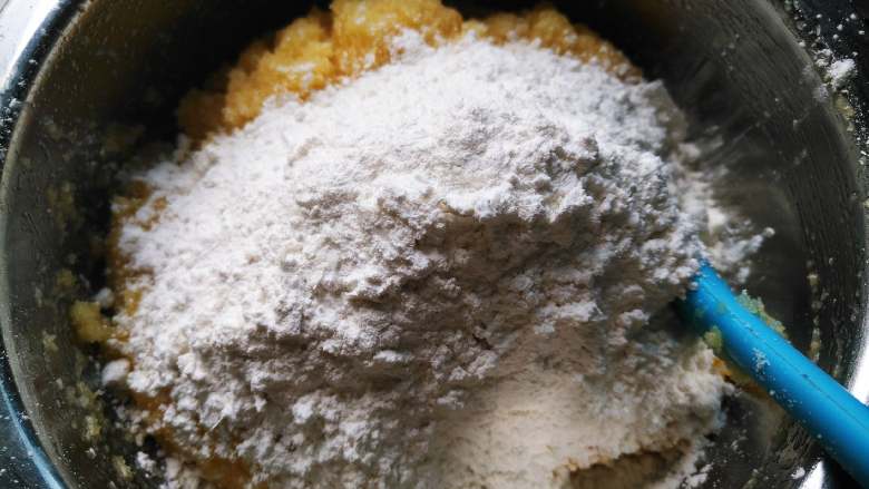 椰蓉蔓越莓月饼,加入熟糯米粉,搅拌均匀