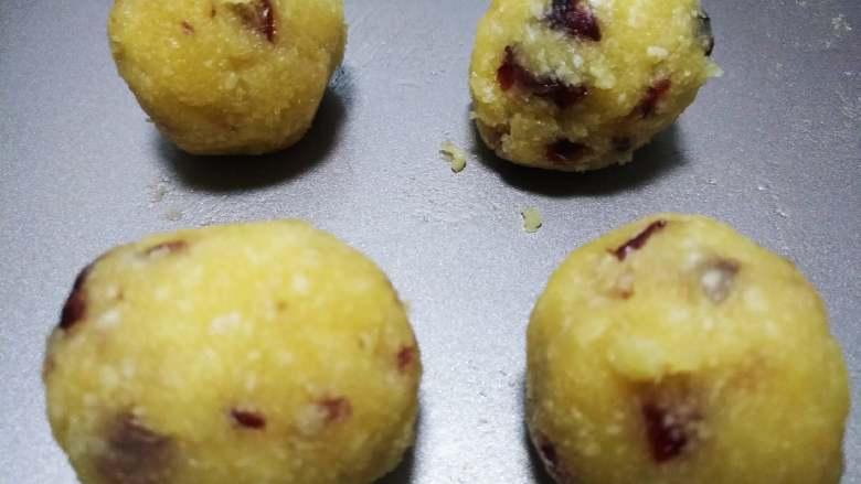 椰蓉蔓越莓月饼,将馅料平均分成25份,每个大约35克,搓圆