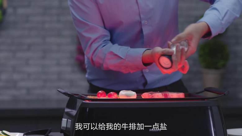 澳洲原切烤肋眼牛排,给牛排撒上适量黑胡椒和海盐调味,优选的食材加上优质的烹饪方式,还原食物的原汁原味。