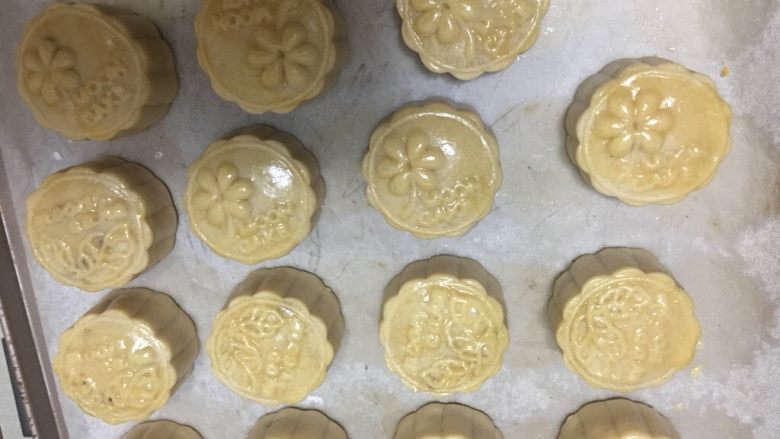 椰蓉蔓越莓月饼,放入烤箱中层200度5分钟后定型,刷一层薄薄的蛋液